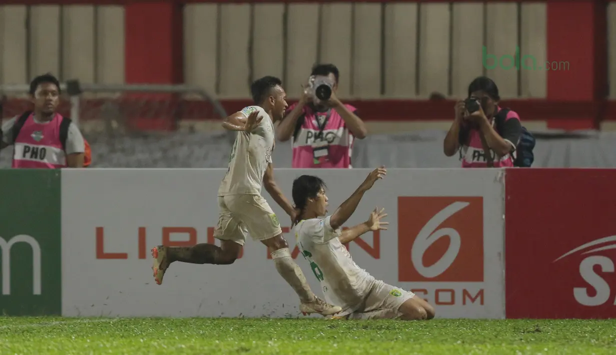 Pemain Persebaya Surabaya, Rishadi Fauzi merayakan golnya ke gawang Persija Jakarta pada laga Gojek Liag 1 bersama Bukalapak di Stadion PTIK, Jakarta (26/6/2018). Persebaya unggul sementara 1-0. (Bola.com/Nick Hanoatubun)