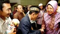 Wali Kota Surabaya, Tri Rismaharini memberi pengarahan kepada 54 pasangan nikah dalam acara Pelayanan Terpadu Pelaksanaan Sidang Isbat Nikah Tahap II, Kamis (28/9/2017). (Liputan6.com/ Dian Kurniawan)