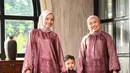 Sementara Fuji tampil anggun mengenakan tunik dan rok pleats, dan sang ibu yang dibalut gamis.