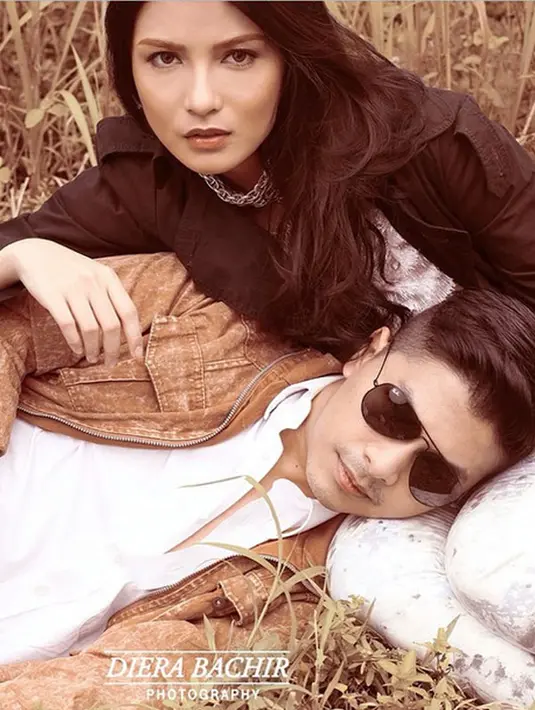 Mesra di atas rerumputan adalah satu cara yang ampuh untuk menyatukan hati (Dierra Bachir Photography)