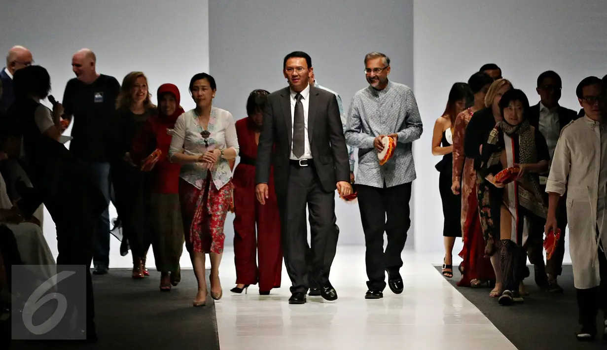Gubernur DKI Basuki Tjahaja Purnama dan istri, veronica Tan pada pembukaan Jakarta Fashion Week (JFW) 2016 di Senayan City, Jakarta, Sabtu (24/10). Pekan mode terbesar di Asia Tenggara ini berlangsung selama 24-30 Oktober . (Liputan6.com/Imanuel Antonius)