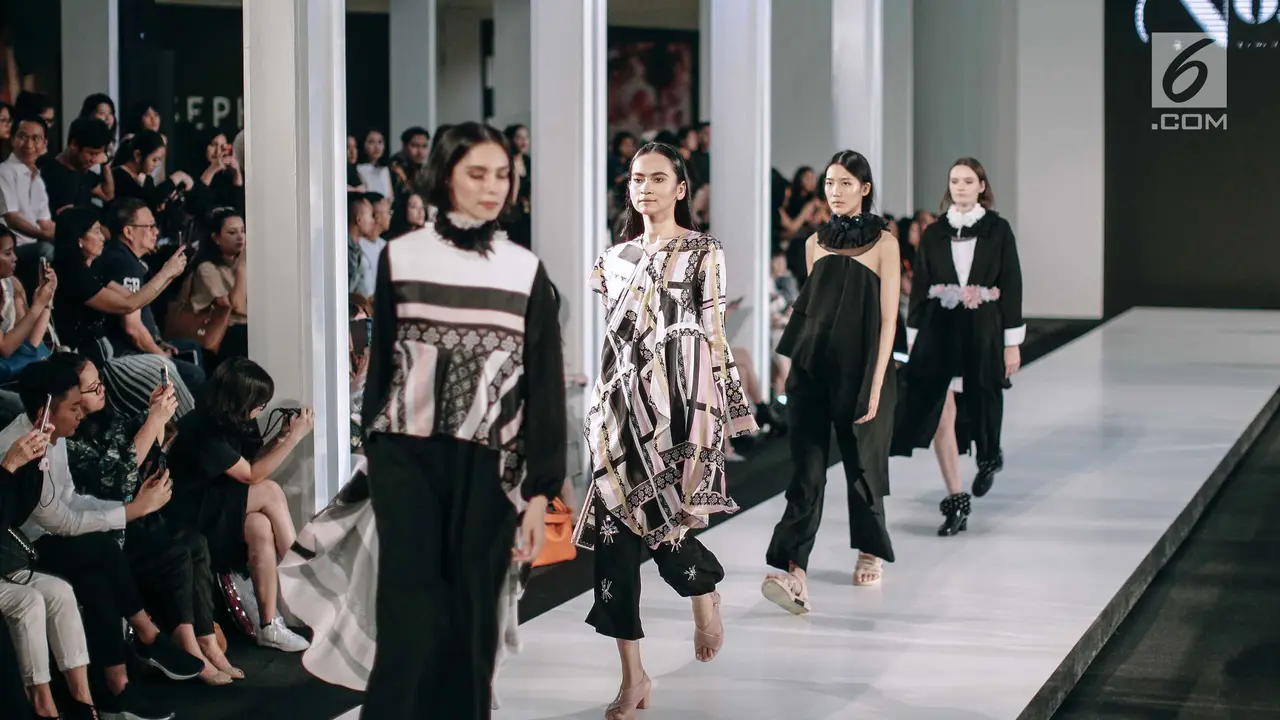 Sederet Model Cantik Pamerkan Busana Rancangan Rinda Salmun di Fashion Nation