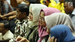 Deisti Astriani Tagor (kedua kanan) saat mengikuti sidang lanjutan dugaan korupsi e-KTP dengan terdakwa Setya Novanto di Pengadilan Tipikor, Jakarta, Kamis (11/1). Sidang beragendakan mendengar keterangan saksi. (Liputan6.com/Helmi Fithriansyah)