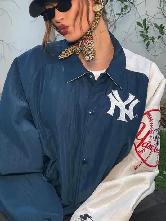 Hailey Bieber tampil dengan syal segitiga di atas topi cap merahnya. Istri Justin Bieber ini mengenakan syal motif leopard. [@haileybieber]