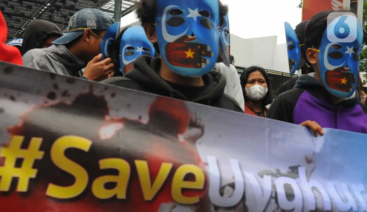 Massa yang tergabung dalam Aliansi Mahasiswa Islam (AMI) melakukan aksi unjuk rasa di depan Kedutaan Besar (kedubes) China, Kuningan, Jakarta Selatan, Jumat (3/2/2023). Aksi ini untuk menuntut Pemerintah China bertanggung jawab atas kematian ratusan muslim Uighur dalam tragedi berdarah Ghulja pada 5 Febuari 1997. (merdeka.com/Imam Buhori)