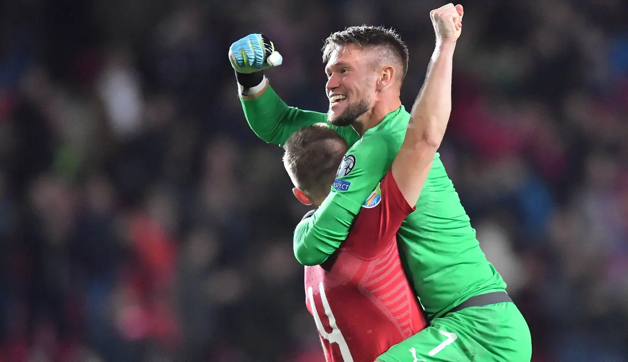 Pemain Ceko, Jakub Brabec bersama Tomas Vaclik, merayakan kemenangan atas Inggris pada laga Kualifikasi Piala Eropa 2020 di Stadion Sinobo Arena, Prague, Sabtu (11/10). Ceko menang 2-1 atas Inggris. (AFP/Joe Klamar)