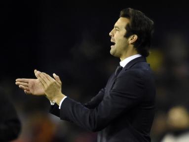 Pelatih Los Blancos, Santiago Solari puas dengan penampilan anak asuh nya saat melawan Celta Vigo pada laga lanjutan pekan ke-12 La Liga 2018/19, Senin (12/11) yang berlangsung di stadion Balaidos, Spanyol. Real Madrid menang 4-2. (AFP/Miguel Riopa)