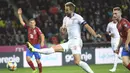 Striker Inggris, Harry Kane, melepas tendangan saat melawan Ceko pada laga Kualifikasi Piala Eropa 2020 di Stadion Sinobo Arena, Prague, Sabtu (11/10). Ceko menang 2-1 atas Inggris. (AFP/Joe Klamar)
