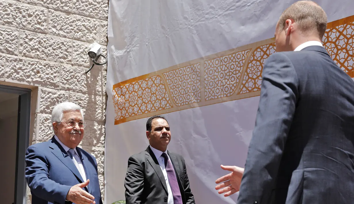Pangeran William dari Inggris ketika diterima Presiden Palestina Mahmud Abbas (kiri) di Tepi Barat Kota Ramallah, (27/6). Sebelum berkunjung ke Palestina, Pangeran Willian melakukan pertemuan dengan PM Israel Benjamin Netanyahu. (AFP PHOTO / Abbas Momani)