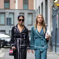 Memadupadankan baju tidur untuk jalan-jalan ke mall. (Image: Pinterest)