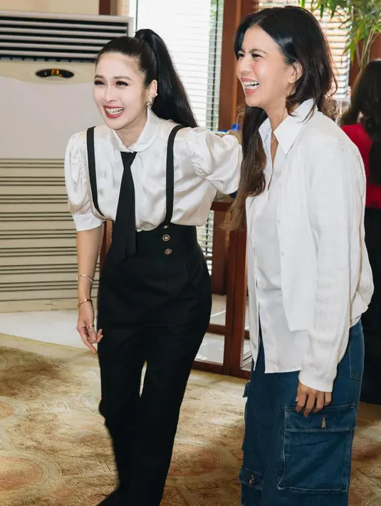 Sementra rambutnya ditata bergaya ponytail yang simpel. Dipermanis dengan beberapa aksesoris seperti anting dan gelang. Bisa jadi inspirasi tampilan elegan dan mahal dengan outfit kasual, bagaimana menurutmu, Sahabat Fimela? [@sandradewi88]