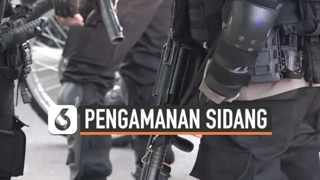 Sejumlah aparat keamanan bersenjata nampak bersiaga di depan Pengadilan Negeri Jakarta TImur Selasa (16/3) pagi. Penjagaan ketat dilakukan jalang sidang perdana kasus Rizieq Shihab.