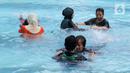 Sejumlah peserta berlatih berenang pada kegiatan Gerakan Prolanis Total (Gelato) di Gelanggang Remaja KONI, Gambir, Jakarta, Kamis (11/8/2022). Puskesmas Kecamatan Gambir mengadakan kegiatan Gelato berupa pelatihan berenang kepada peserta lansia penderita penyakit kronis untuk mencegah penyakit tersebut tambah parah. (Liputan6.com/Herman Zakharia)
