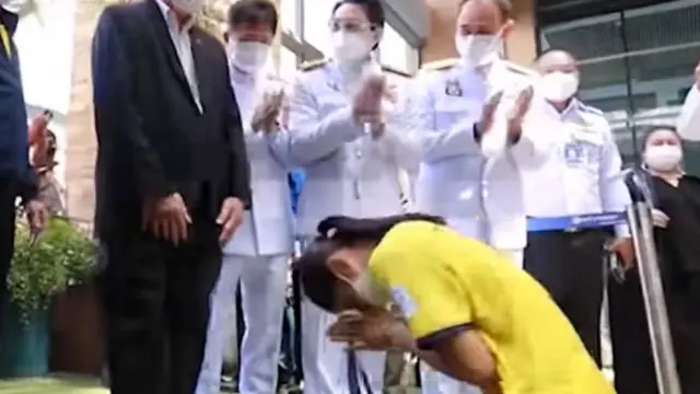Menang Medali Emas, Atlet Ini Sujud di Hadapan Ayahnya