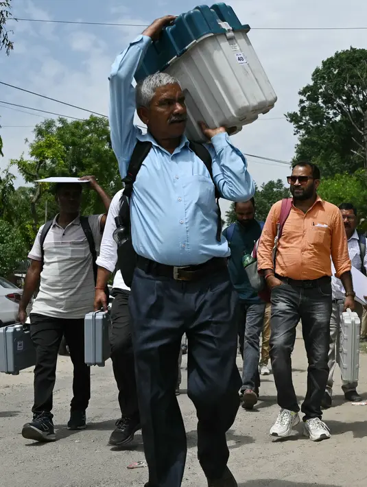 Warga India akan menggunakan hak pilihnya untuk menentukan apakah Perdana Menteri Narendra Modi kembali melanjutkan masa jabatannya atau tidak. (Arun SANKAR/AFP)