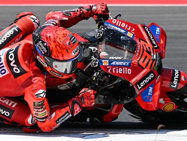 Pembalap Ducati, Marc Maruqez memacu motornya saat sesi Warm Up menjelang race MotoGP Mandalika 2025 di Sirkuit Internasional Pertamina Mandalika, Lombok, NTB, Minggu (5/10/2025). (AFP/Sonny Tumbaleka)