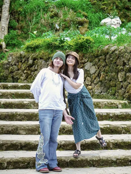 Masih di Dieng, Tissa kali ini mengenakan atasan lengan pendek putih, dipadukan kain lilit hijau. Ia pun mengenakan bucket hat dan sandal hitamnya. Credit: Instagram (@tissabiani)