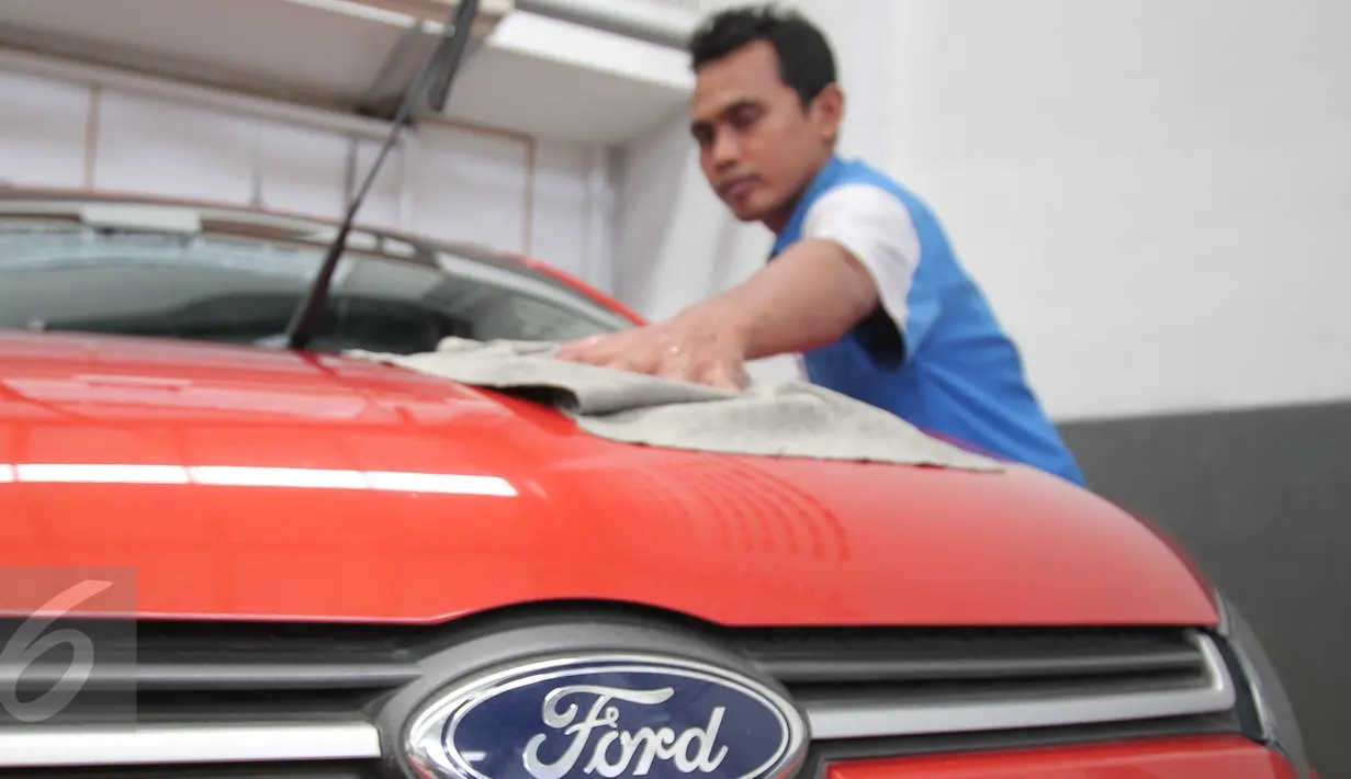 Petugas mengelap mobil Ford di salah satu dealer di Jakarta, Selasa (26/1). Ford memastikan konsumen dapat tetap mengunjungi dealer Ford untuk layanan penjualan, servis dan garansi hingga beberapa waktu ke depan di tahun ini. (Liputan6.com/Angga Yuniar)