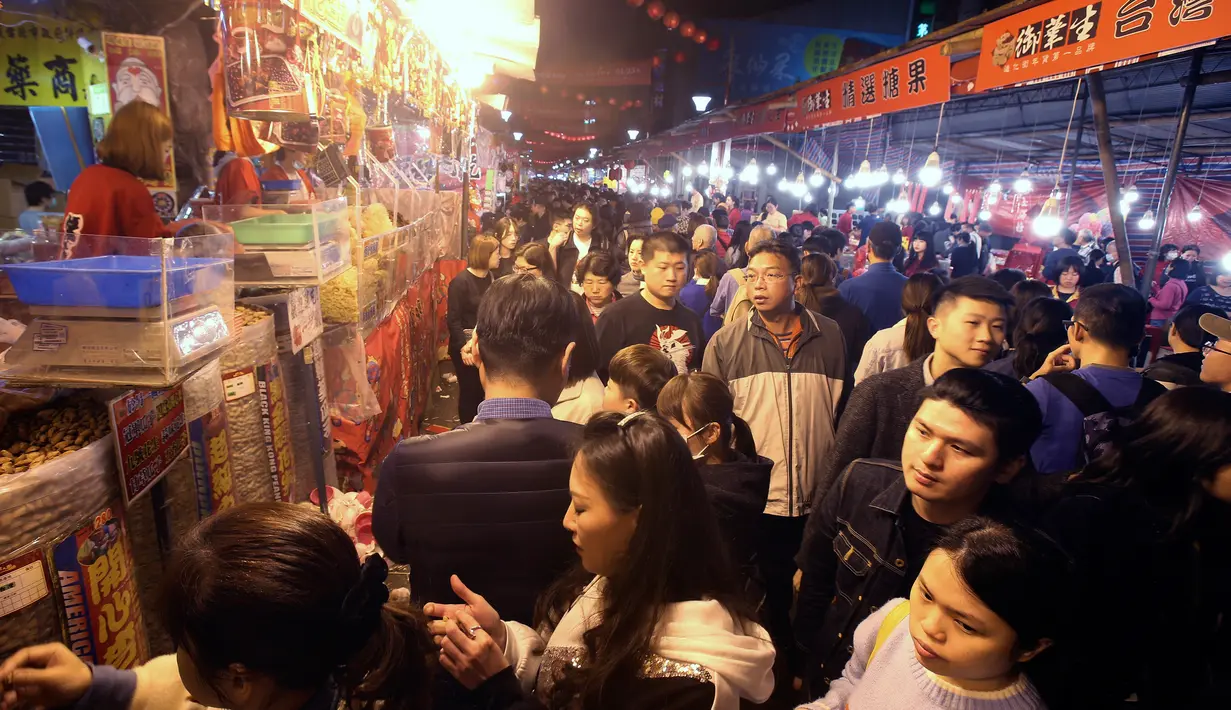 Pengunjung berbelanja untuk perayaan tahun Baru Imlek di pasar Dihua Street, Taipei di Taiwan, Selasa (22/1/2020). Pembeli mulai berburu makanan lezat, kue kering, barang-barang murah lainnya di pasar menjelang Imlek yang akan berlangsung pada 25 Januari mendatang. (AP Photo/Chiang Ying-ying)