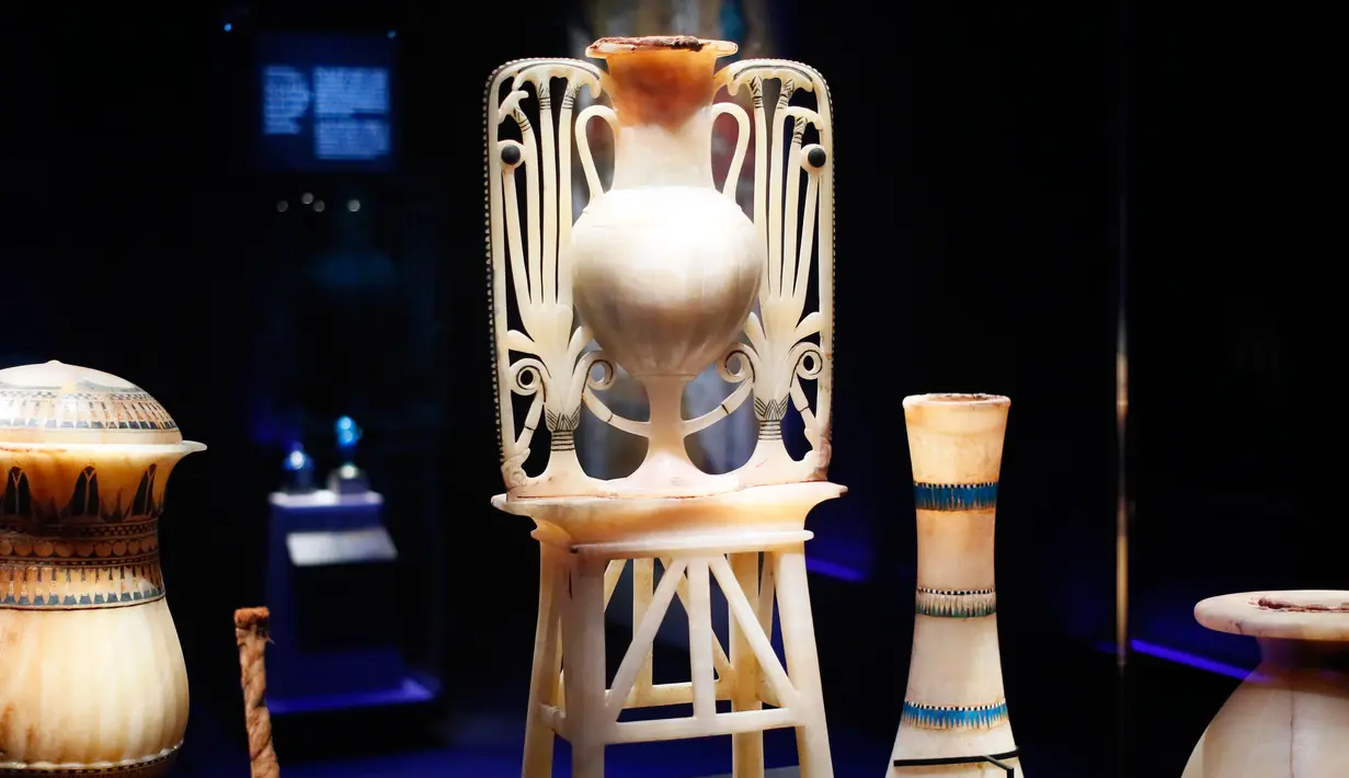 Vas salap kalsit ditampilkan dalam pameran tentang harta karun Firaun Tutankhamun di Grande Halle of La Villette, Paris, Prancis, Kamis (21/3). (AP Photo/Francois Mori)