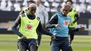 Gelandang Brasil, Fernandinho dan Talisca saat latihan jelang laga persahabatan di Berlin, Jerman, Selasa, (27/3/2018). Brasil akan berhadapan dengan Jerman. (AP/Michael Sohn)