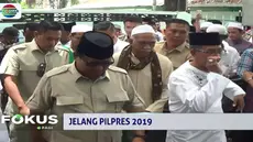 Kedatangan calon presiden yang berpasangan dengan Sandiaga Uno ini menjadi perhatian para peziarah lainnya yang berebut untuk bersalaman dan berfoto selfie.