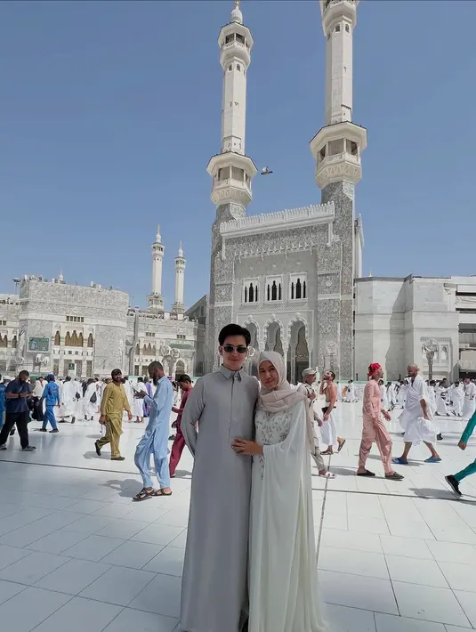 Keduanya tampak memukau dengan rona bahagia yang terpancar. [Foto: Instagram/ Shenina Cinnamon]