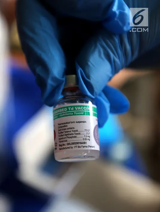 Petugas bio farma menunjukkan vaksin Td (Tetanus difteri) di kantor Dinkes Palu, Sulawesi Tengah, Minggu (7/10). Kemenkes dan Bio Farma memberikan 1000 vial vaksin Td untuk relawan dan masyarakat yang terdampak gempa. (Liputan6.com/Fery Pradolo)