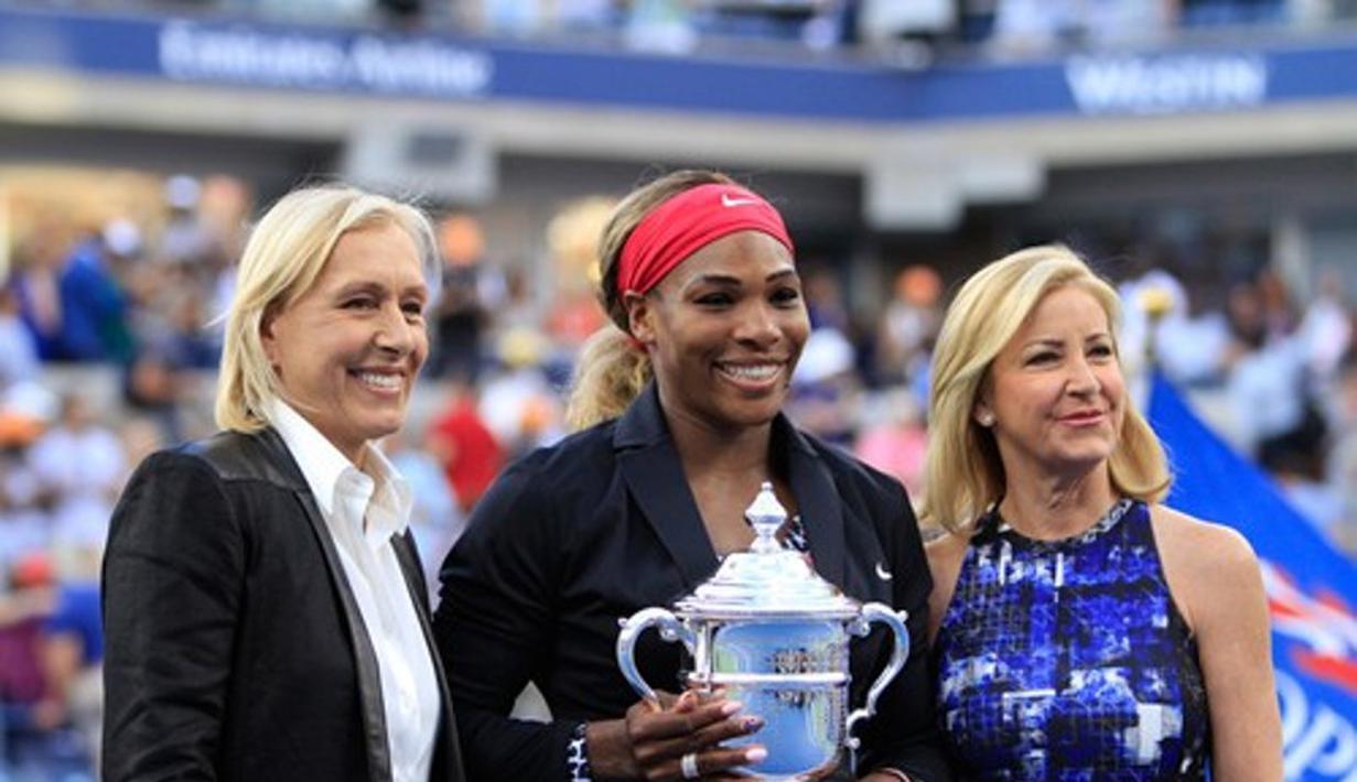 Serena Williams bersama legenda tenis putri, Chris Evert (kanan) dan Martina Navratilova, setelah menjuarai AS Terbuka 2014. (www.usopen.org)