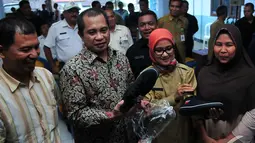 Menteri Desa, Pembangunan Daerah Tertinggal dan Transmigrasi, Marwan Jafar memberikan sepatu saat blusukan perdananya di Kabupaten Lebak, Banten, Rabu (5/11/2014) (Liputan6.com/Johan Tallo)