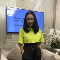 Dokter spesialis bedah plastik tempat Titi DJ jalani anti-aging surgery di Korea hadir di Jakarta dan menjelaskan tentang keberhasilan operasinya. (Foto: Fimela.com/Novi Nadya)