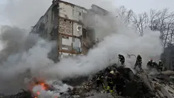 Menurut pejabat setempat, serangan rudal juga diarahkan ke Kharkiv yang merupakan kota terbesar kedua di Ukraina pada 23 Januari 2024. (SERGEY BOBOK/AFP)