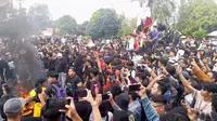 Demo di Palangka Raya Memanas, Massa Lempar Telur ke Polisi dan Bakar Ban