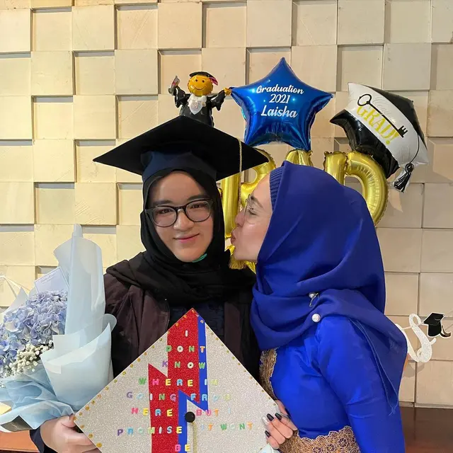 6 Potret Devi Permatasari dan Putrinya yang Jarang Tersorot, Bak Kakak Adik