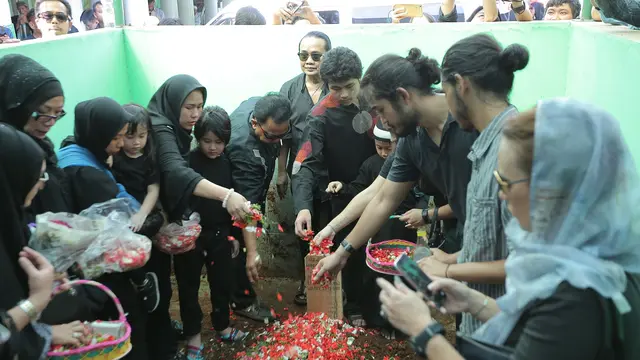 [Fimela] Pemakaman Dian Pramana