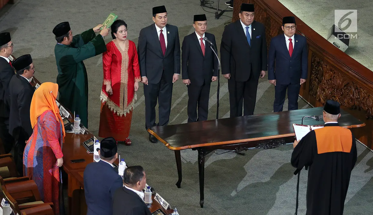 Puan Maharani (kiri), Aziz Syamsuddin, Sufmi Dasco Ahmad, Rachmat Gobel dan Muhaimin Iskandar saat pengambilan sumpah pada pelantikan Ketua dan Wakil Ketua DPR RI 2019-2024 di kompleks parlemen, Senayan, Jakarta, Selasa (1/10/2019). (Liputan6.com/Johan Tallo)