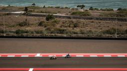 Sejumlah pembalap Moto2 sedang menjajal Sirkuit Mandalika, Lombok, Nusa Tenggara Barat saat sesi latihan bebas MotoGP Indonesia 2023 pada Jumat (13/10/2023). (AFP/Yasuyoshi Chiba)