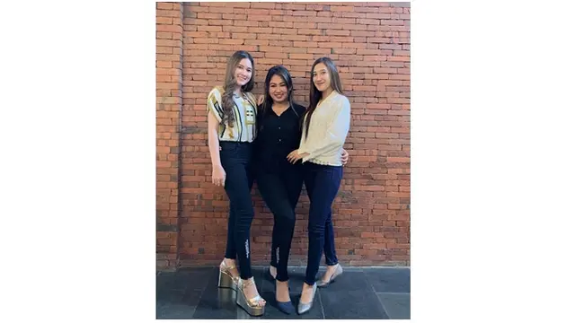 Nella Kharisma dan Ratih Faradinna sering hangout bersama.