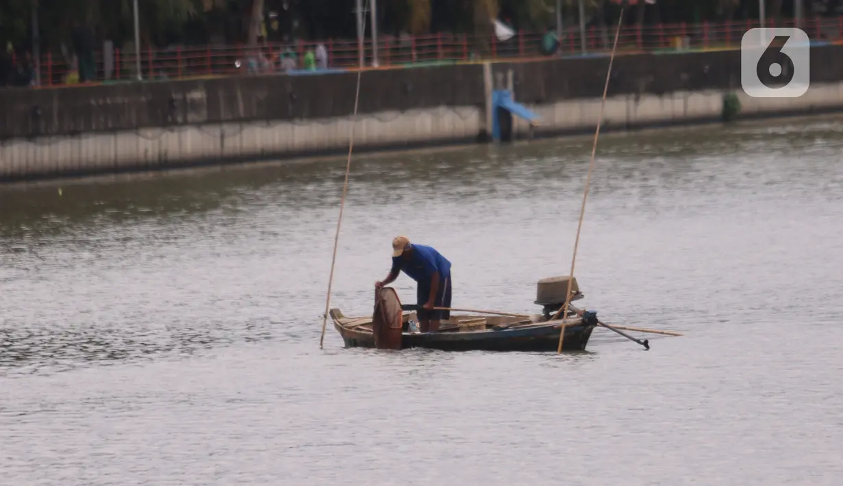 Seorang nelayan tengah mencari cacing sutra di sungai cisadane Tangerang, Senin (30/11/2020). Cacing sutra tersebut memiliki nilai ekonomis bagi para nelayan yang nantinya akan di jual untuk pakan ikan hias dan kosmetik. (Liputan6.com/Angga Yuniar)