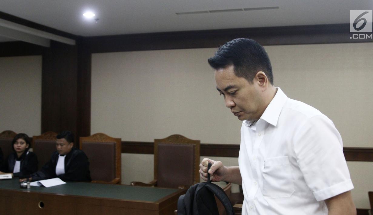 Terdakwa dugaan suap pengadaan satelit monitoring Bakamla, Fayakhun Andriadi saat menjalani sidang lanjutan di Pengadilan Tipikor, Jakarta, Rabu (10/10). Agenda sidang mendengar keterangan saksi ahli kuasa hukum terdakwa. (Liputan6.com/Herman Zakharia)