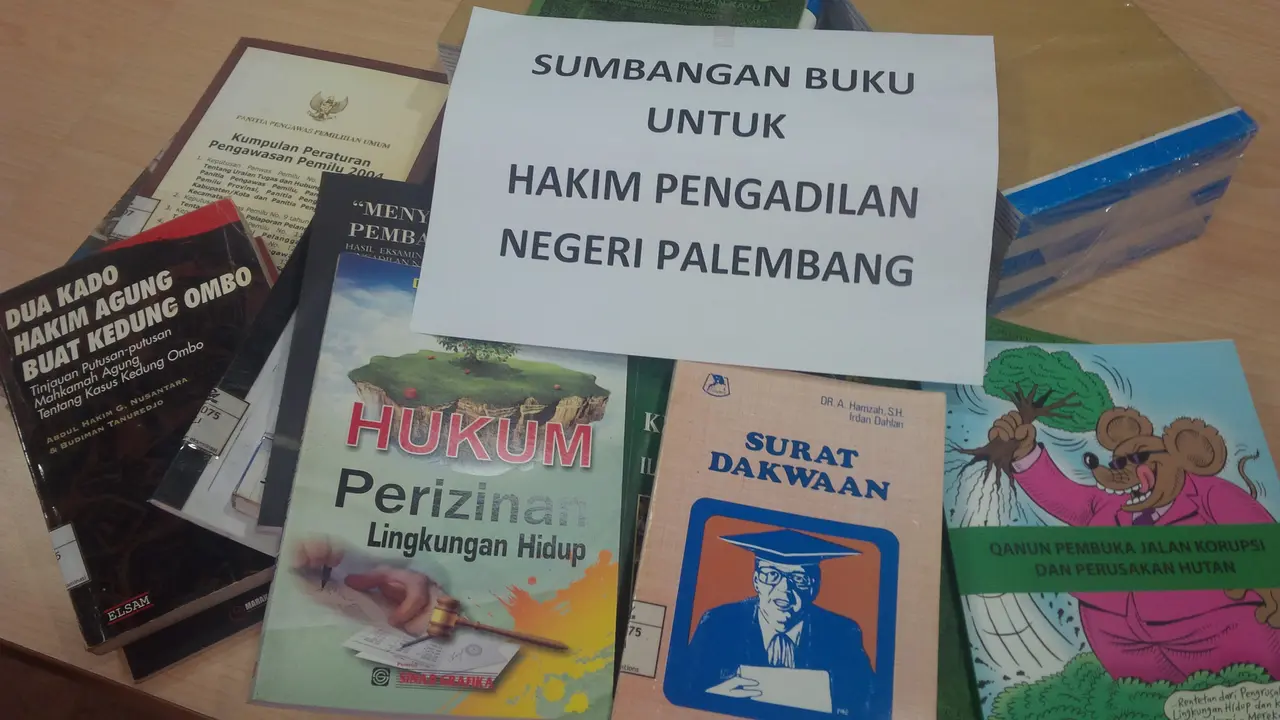 Aktivis Galang Sumbangan Buku Bagi Hakim PN Palembang