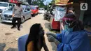 Paramedis melakukan swab antigen kepada pemudik di perbatasan Depok-Bogor, Jalan Raya Parung-Ciputat, Depok, Jawa Barat, Minggu (16/5/2021). Mulai hari ini, diberlakukan swab antigen kepada para pemudik yang akan kembali ke wilayah Depok. (merdeka.com/Arie Basuki)