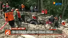 Dengan bantuan mesin penyemprot air, petugas terus mencari korban di balik tebalnya material longsor Pacitan.