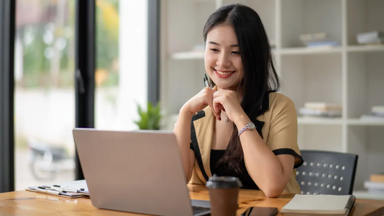 wanita april laptop