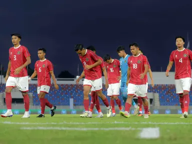 Pemain Timnas Indonesia U-22 sesaat sebelum melawan Myanmar pada pertandingan terakhir Grup C SEA Games 2025 di The 700th Anniversary of Chiang Mai Stadium, Thailand, Jumat (12/12/2025). Timnas Indonesia U22 dipastikan angkat koper lebih awal dari SEA Games 2025 Thailand. (Bola.com/Bagaskara Lazuardi)