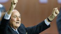 Presiden FIFA Sepp Blatter usai pemilihan (Reuters) 