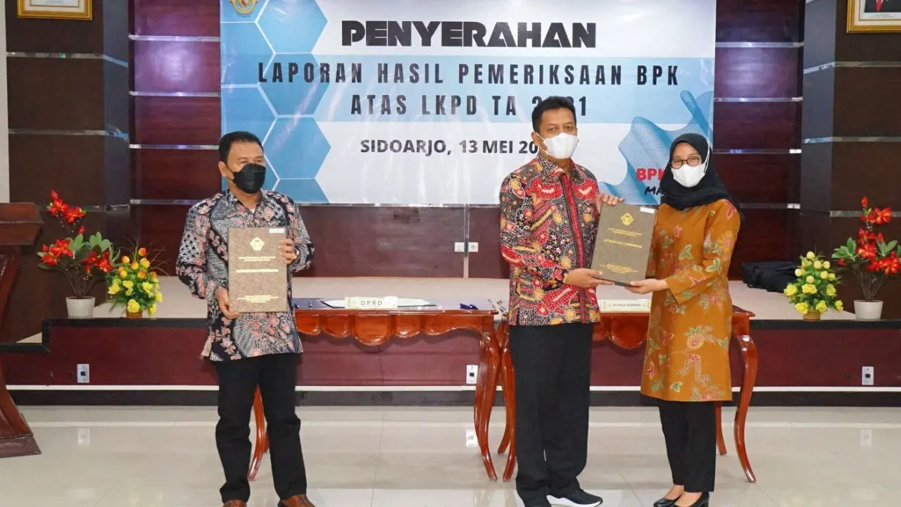 Bupati Banyuwangi Ipuk Fiestiandani (Kiri) menerima hasil pemeriksaan BPK atas LKPD tahun 2021. (Istimewa)