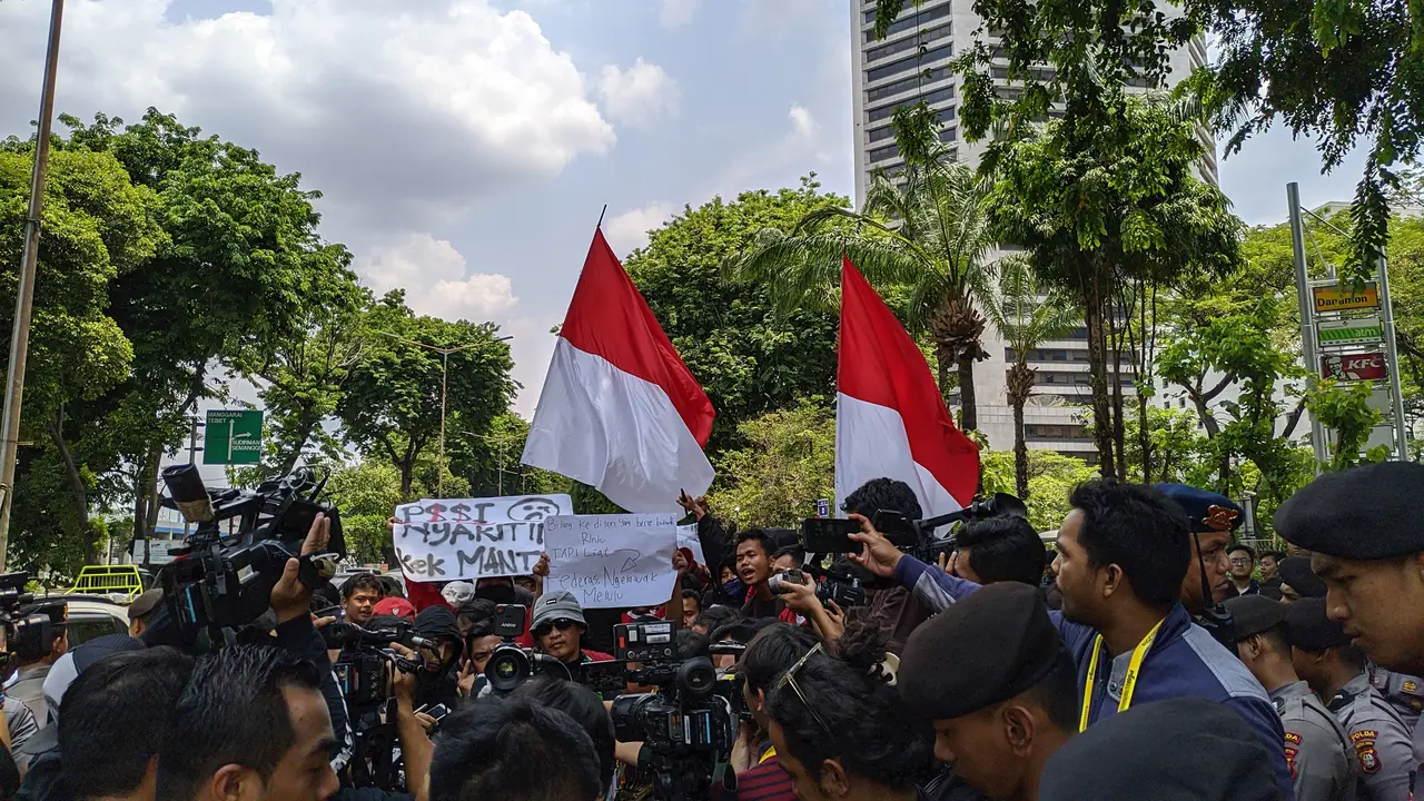 Suporter Bola Geruduk Lokasi Kongres Luar Biasa PSSI
