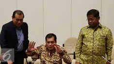 Dari kanan, Sekjen DPP Partai Golkar Idrus Marham, Ketua Harian DPP Partai Golkar Nurdin Halid, Ketua FPG DPR Kahar Muzakir memberikan keterangan pers setelah melakukan rapat pleno di Gedung DPR/MPR, Jakarta, Rabu (23/11). (Liputan6.com/Johan Tallo)
