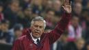 Pelatih Bayern Munchen, Carlo Ancelotti memberikan arahan kepada timnya saat melawan PSV Eindhoven pada laga grup D Liga Champions di Allianz Arena, Munich, Kamis (20/10/16) dini hari WIB. (Reuters/Michael Dalder)